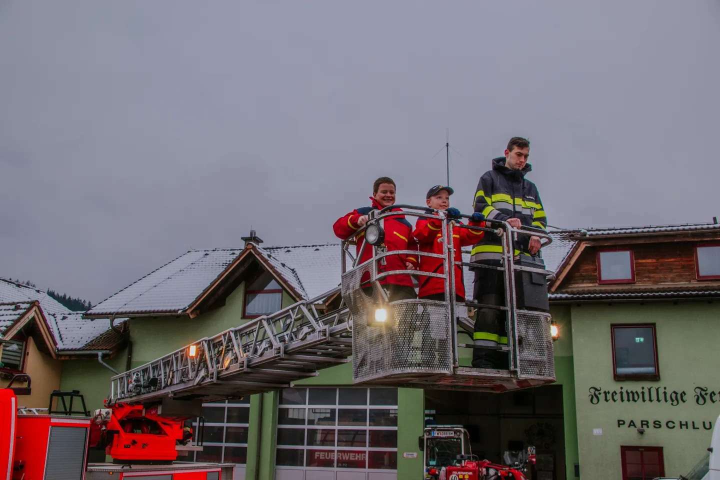 Übung der Feuerwehrjugend mit Drehleiter und Teleskoplader