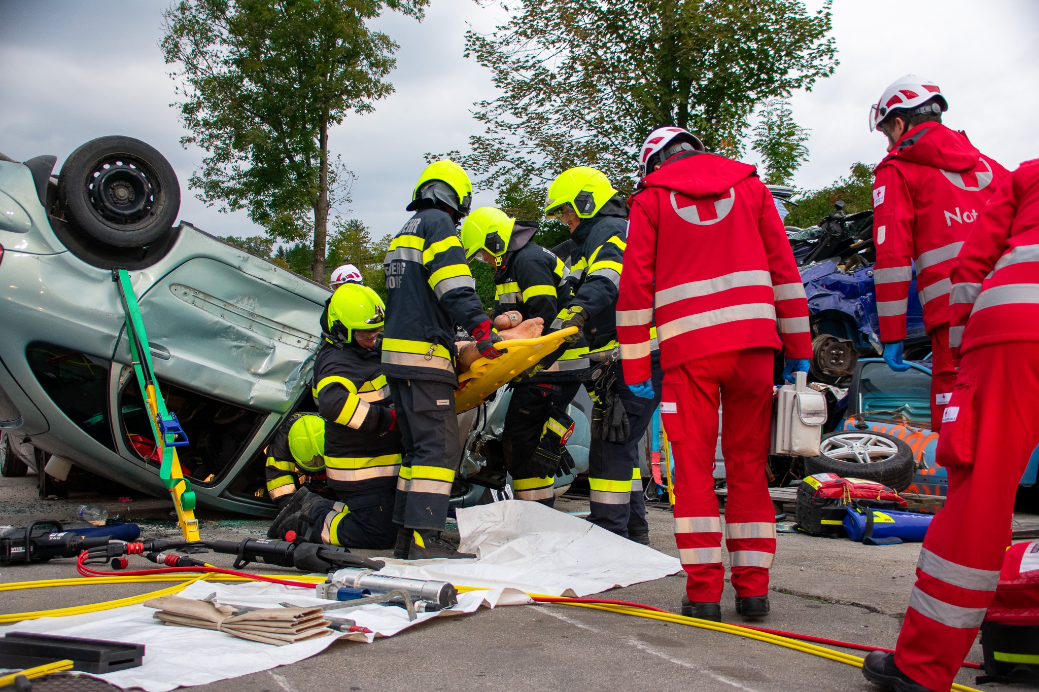 Realitätsnahe Übung eines schweren Verkehrsunfalls