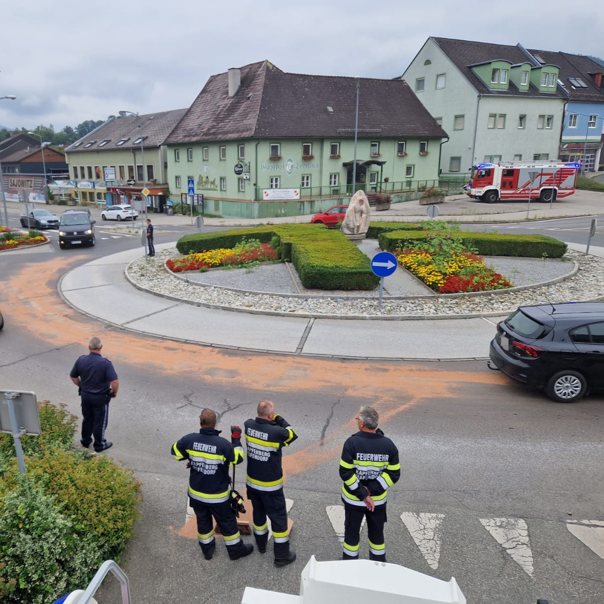 Ölbindearbeiten im Kreisverkehr Hafendorf