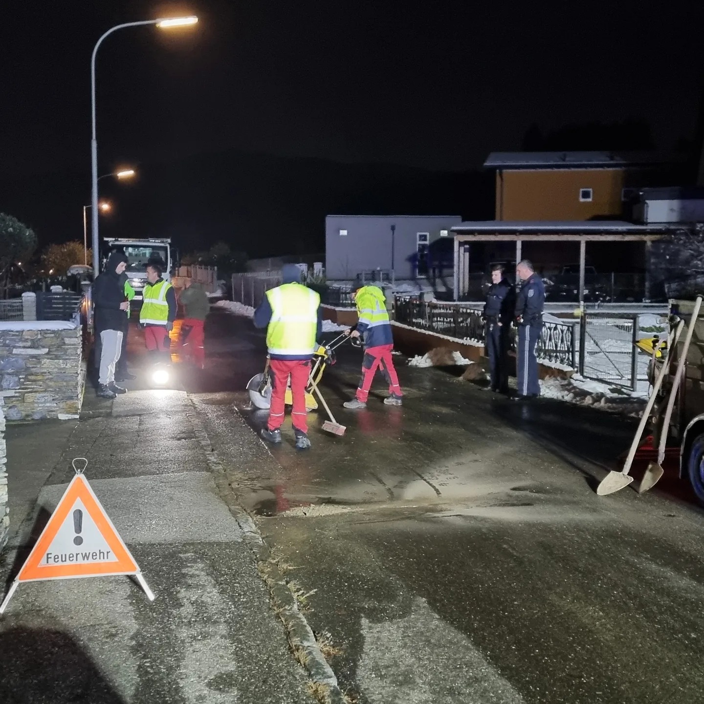 Wasserrohrbruch im Siedlungsgebiet