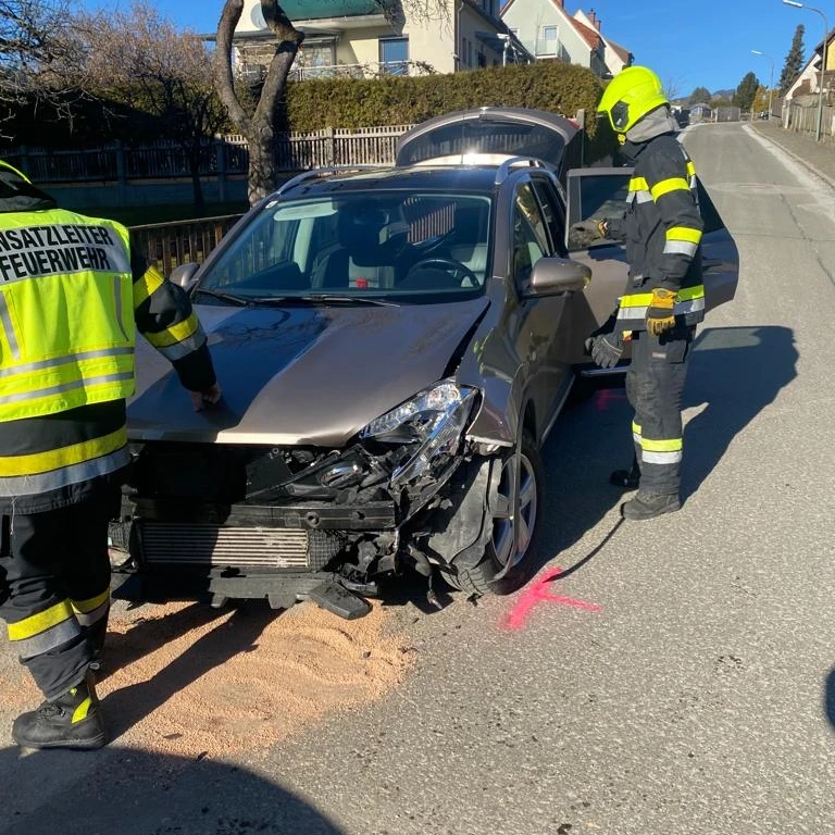 Verkehrsunfall mit eingeklemmter Person