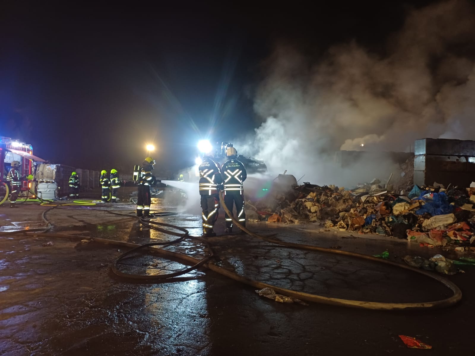 Rasches Eingreifen verhindert Großbrand: Feuerwehren Kapfenberg-Hafendorf und St. Marein im Einsatz bei brennendem Müllberg